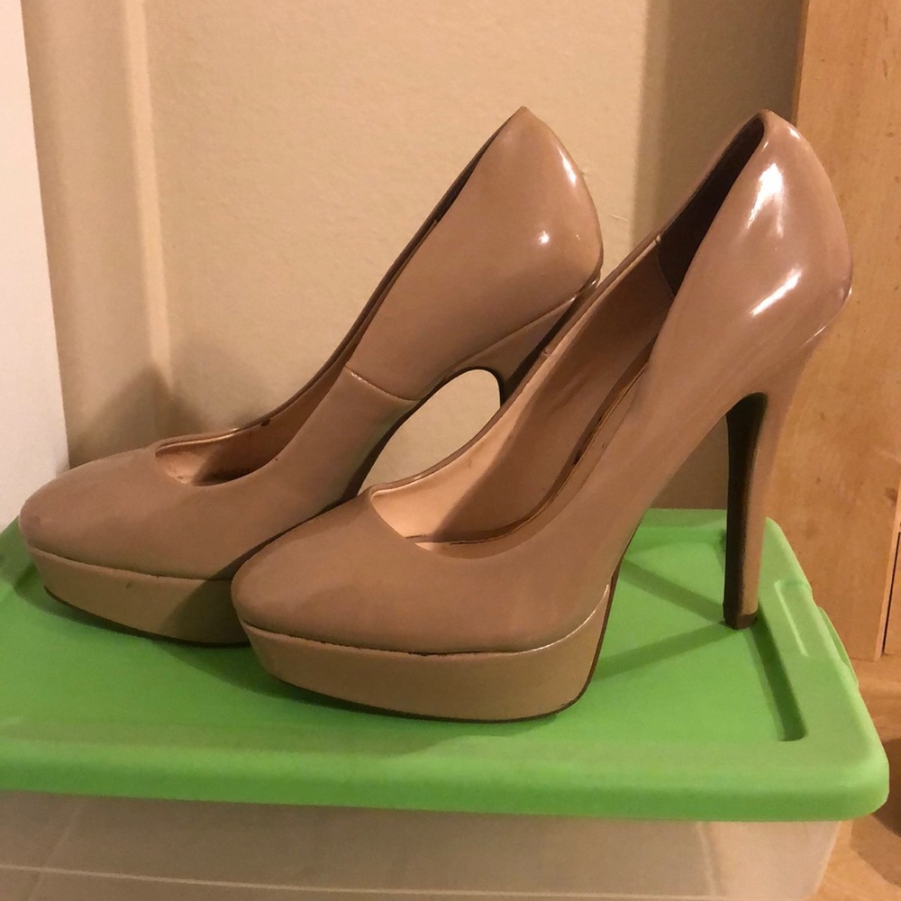 Jessica Simpson pumps